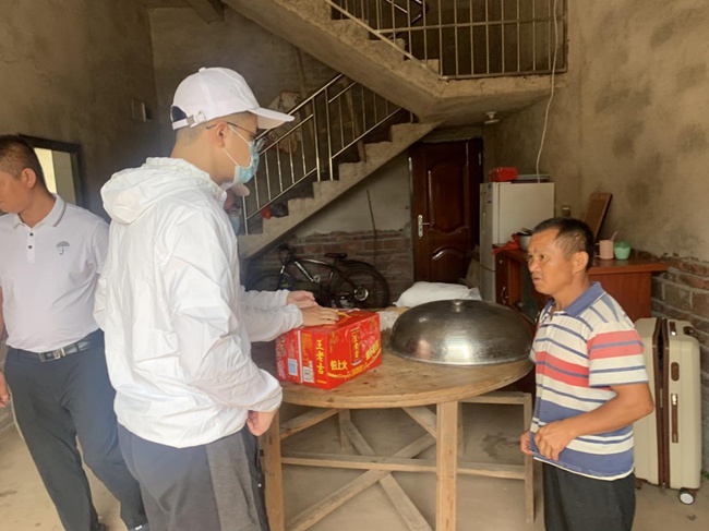 實踐隊走訪慰問脫貧戶。福建船政交通職業(yè)學(xué)院供圖
