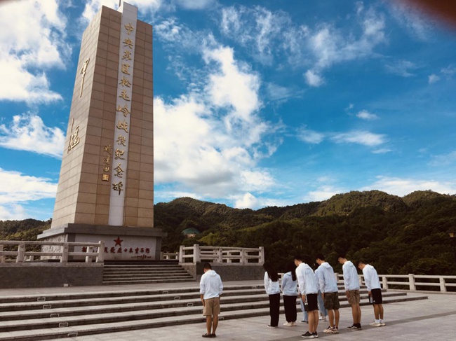 實(shí)踐隊(duì)向松毛嶺戰(zhàn)役中犧牲的烈士鞠躬默哀。福建船政交通職業(yè)學(xué)院供圖